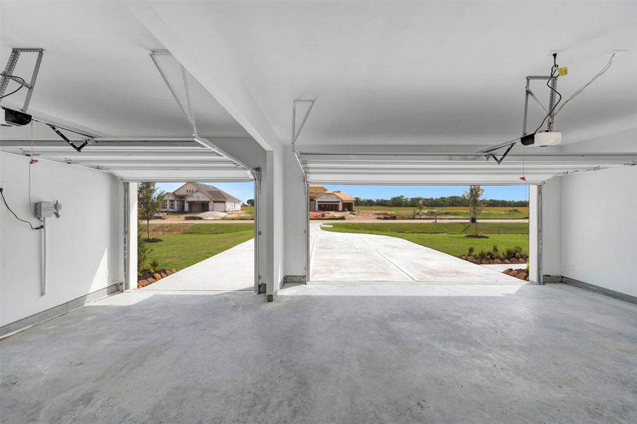 Spacious 3 car garage! Spacious 3 car garage!