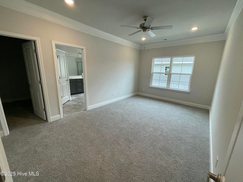 Spacious, unfurnished interior of a new home in Mill Creek Cove, Bolivia (Image 8).