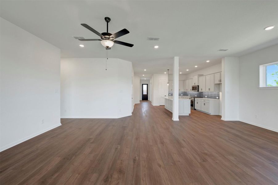 Spacious, unfurnished interior of a new home in Oakwood Estates, Waller (Image 19). Spacious, unfurnished interior of a new home in Oakwood Estates, Waller (Image 19).