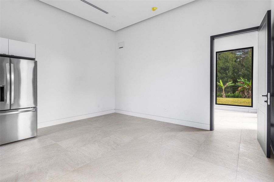 Spacious, unfurnished interior of a new home in , Parkland (Image 55).