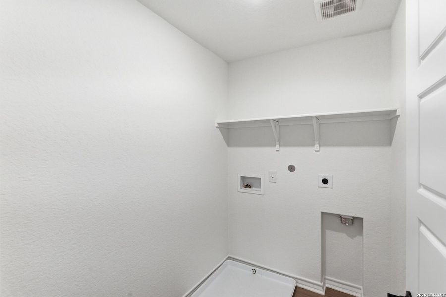 Spacious, unfurnished interior of a new home in Nopal Valley, San Antonio (Image 48).