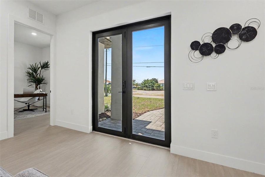 Spacious, unfurnished interior of a new home in , Cape Coral (Image 20).