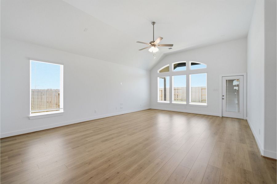 Spacious, unfurnished interior of a new home in River Ranch Meadows, Dayton (Image 58).