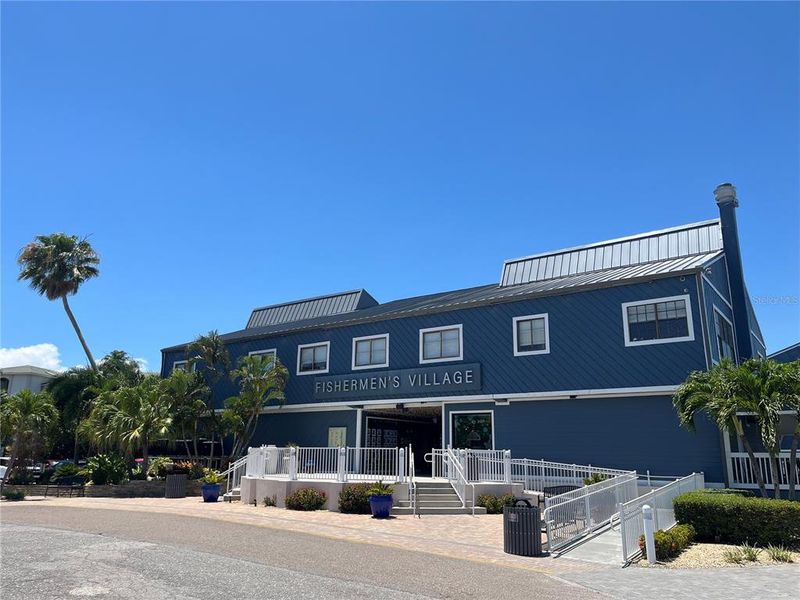 Condo located in Port Charlotte, FL showcasing its design and architecture (Image 5).