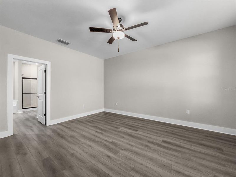 Spacious, unfurnished interior of a new home in , Port Charlotte (Image 15).