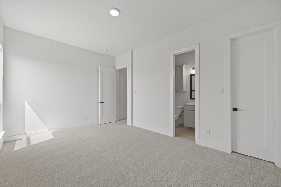 Spacious, unfurnished interior of a new home in Winding Creek, Rockwall (Image 37).