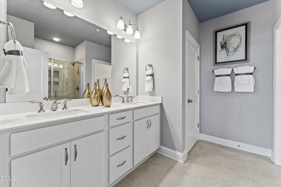 P_RAL_AXS_Tessa_INT_PBTH_2