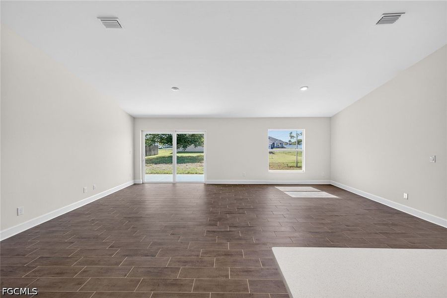 Spacious, unfurnished interior of a new home in Cape Coral, Cape Coral (Image 12).