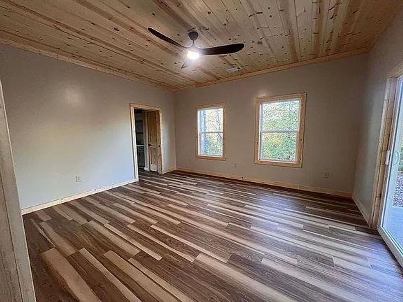 Spacious, unfurnished interior of a new home in , Ellijay (Image 10).