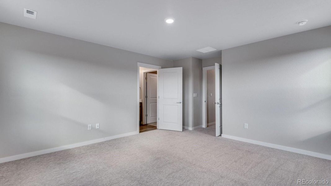 Spacious, unfurnished interior of a new home in Horizon Uptown, Aurora (Image 27).