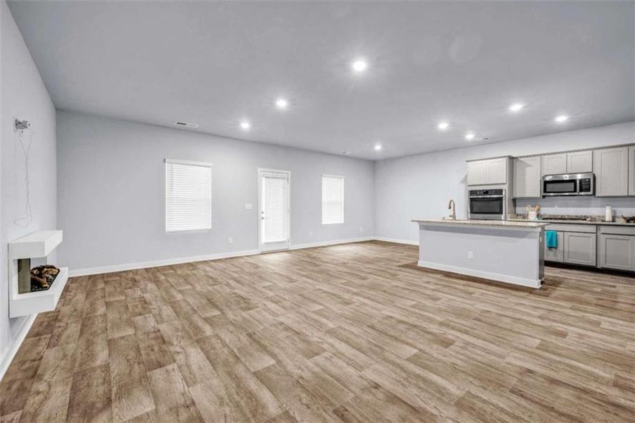 Spacious, unfurnished interior of a new home in Palmetto Oaks Phase III, Palmetto (Image 17). Spacious, unfurnished interior of a new home in Palmetto Oaks Phase III, Palmetto (Image 17).