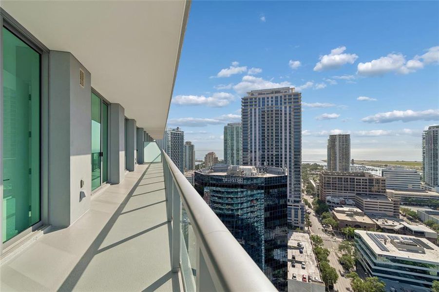 Condo located in St. Petersburg, FL showcasing its design and architecture (Image 42).