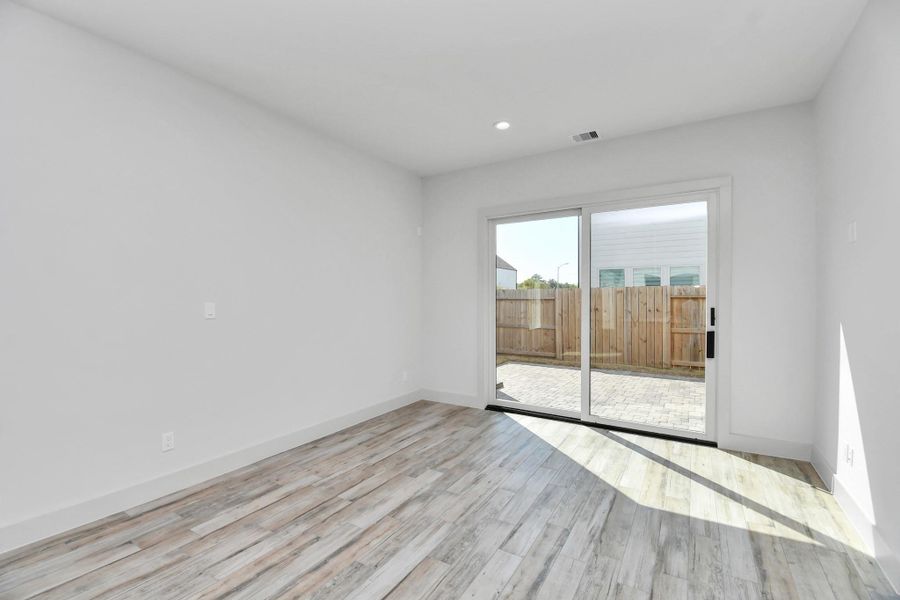 Spacious, unfurnished interior of a new home in Antigua, Houston (Image 23).