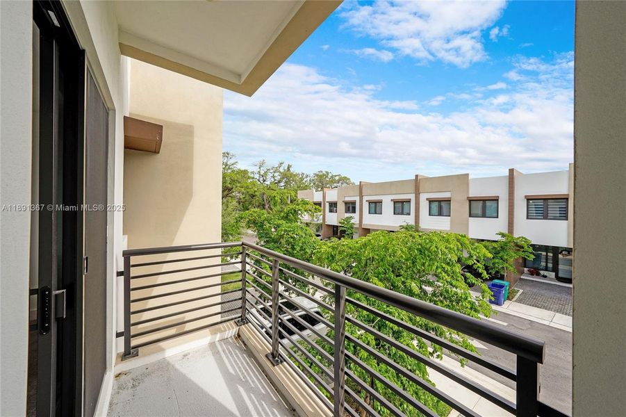 Exterior details and patio area of a home in , Dania Beach (Image 18).