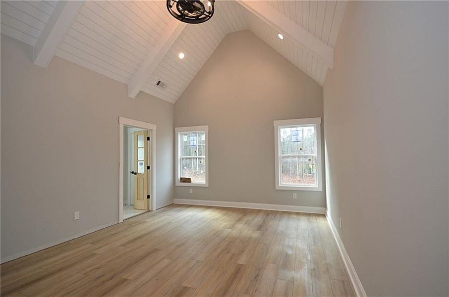 Spacious, unfurnished interior of a new home in , Bogart (Image 16).