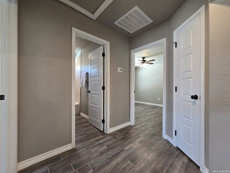 Spacious, unfurnished interior of a new home in , Canyon Lake (Image 24).