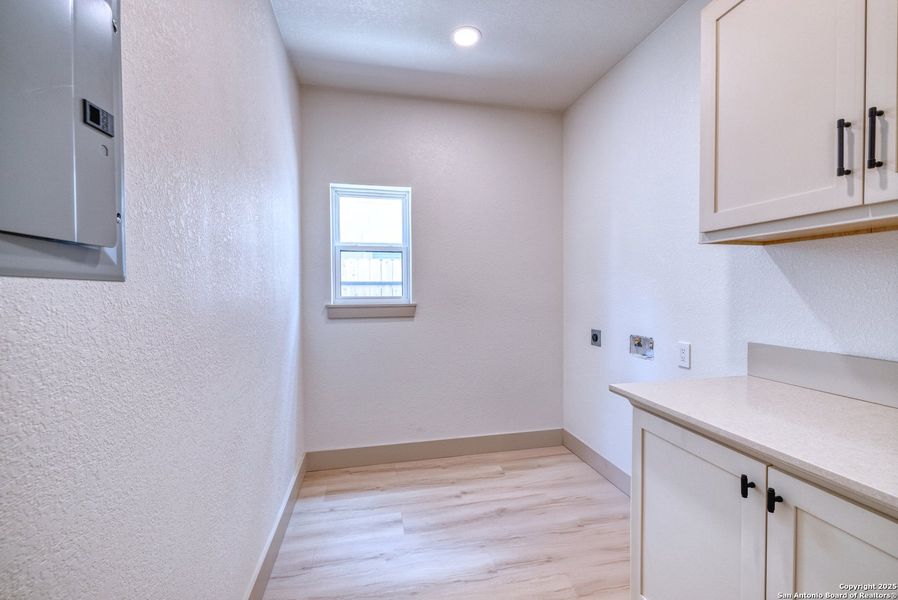 Spacious, unfurnished interior of a new home in , Uvalde (Image 16).