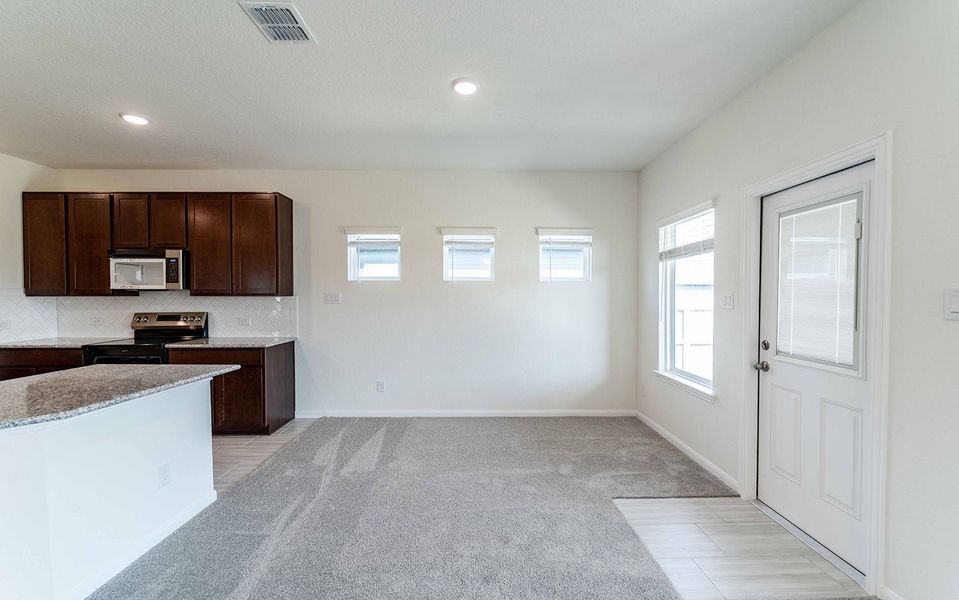 Spacious, unfurnished interior of a new home in Hannah Heights, Seguin (Image 8).