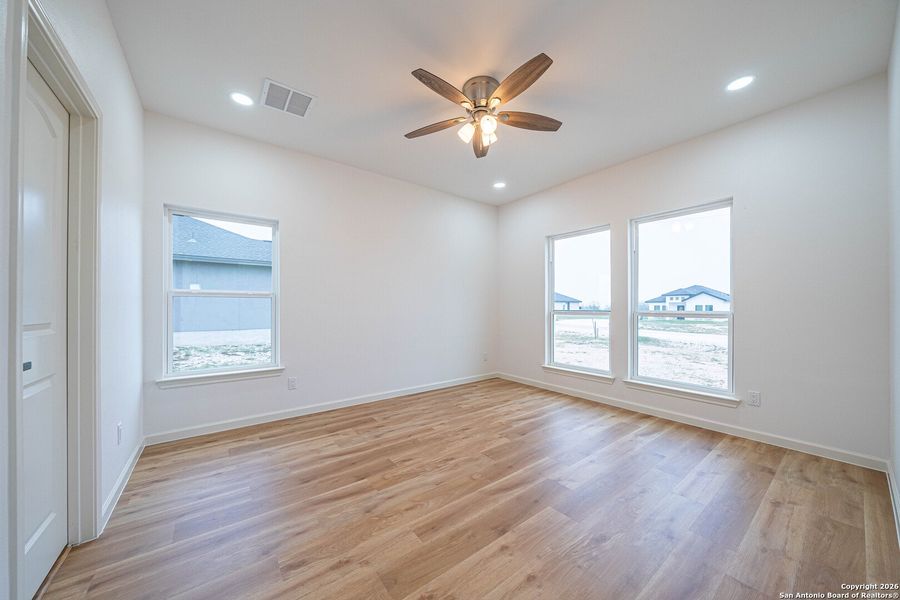 Spacious, unfurnished interior of a new home in , La Vernia (Image 14).