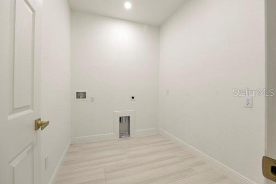 Spacious, unfurnished interior of a new home in , Ocala (Image 10).