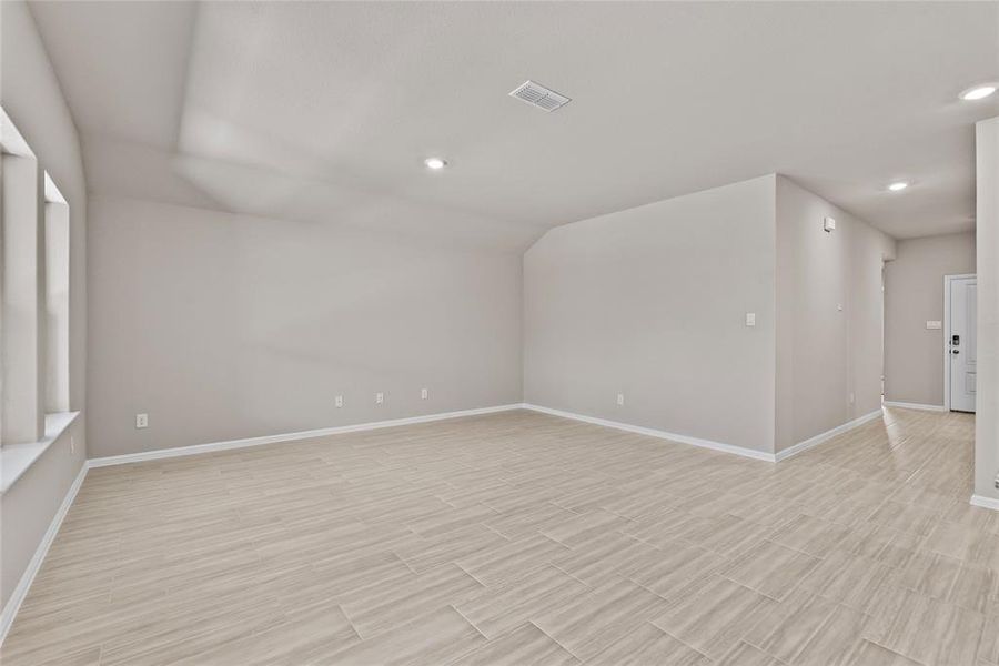 Spacious, unfurnished interior of a new home in Meadowbrook Estates, Cleburne (Image 19).