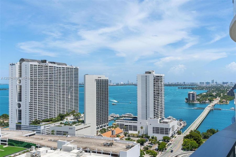 Condo located in Miami, FL showcasing its design and architecture (Image 22).