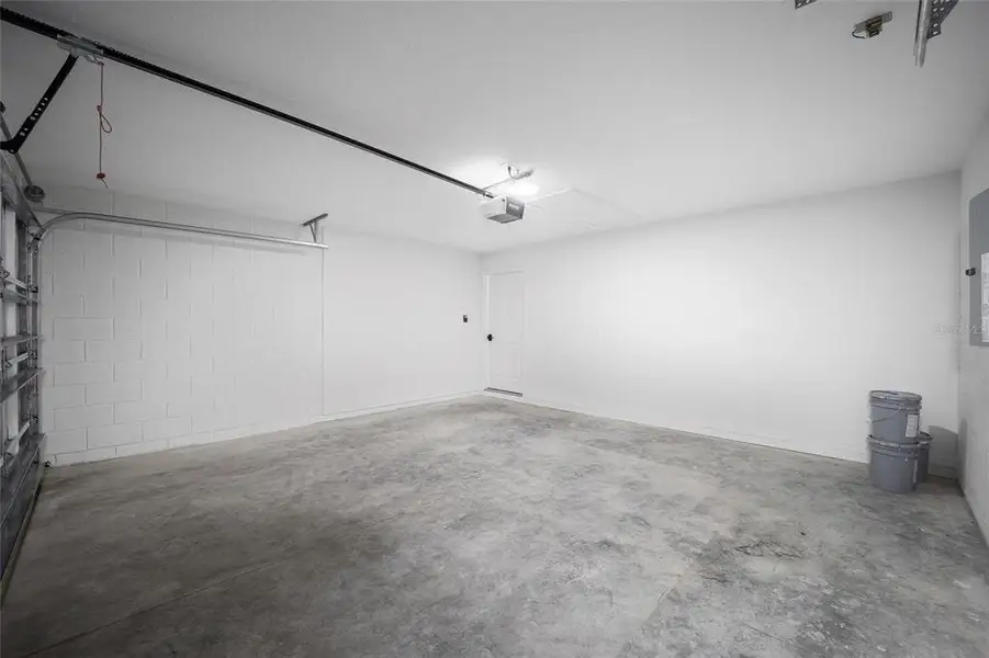 Spacious, unfurnished interior of a new home in , Dunnellon (Image 39).