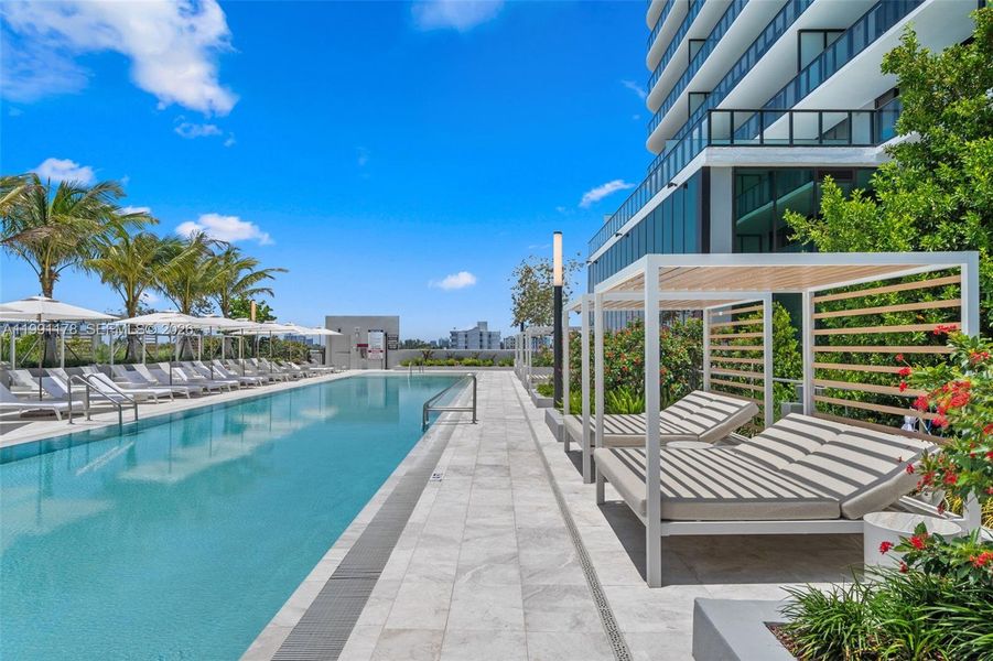 Condo located in Miami Beach, FL showcasing its design and architecture (Image 27).