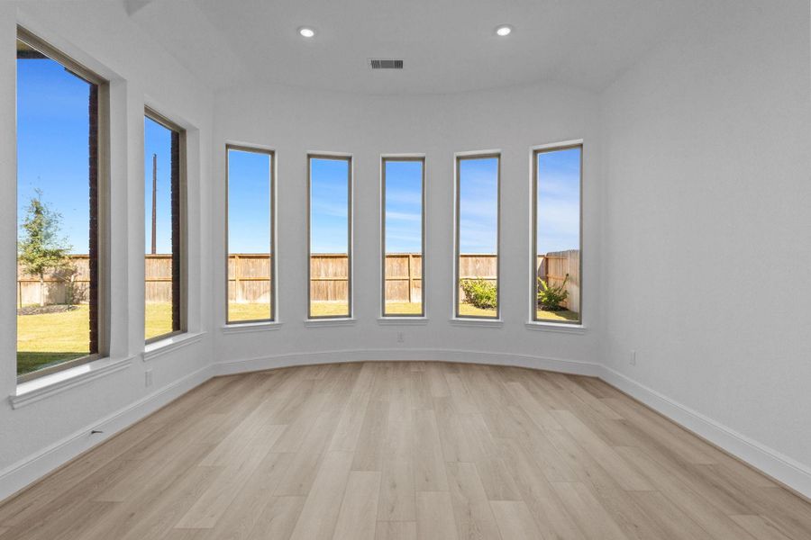 Spacious, unfurnished interior of a new home in Valencia 70', Manvel (Image 18).