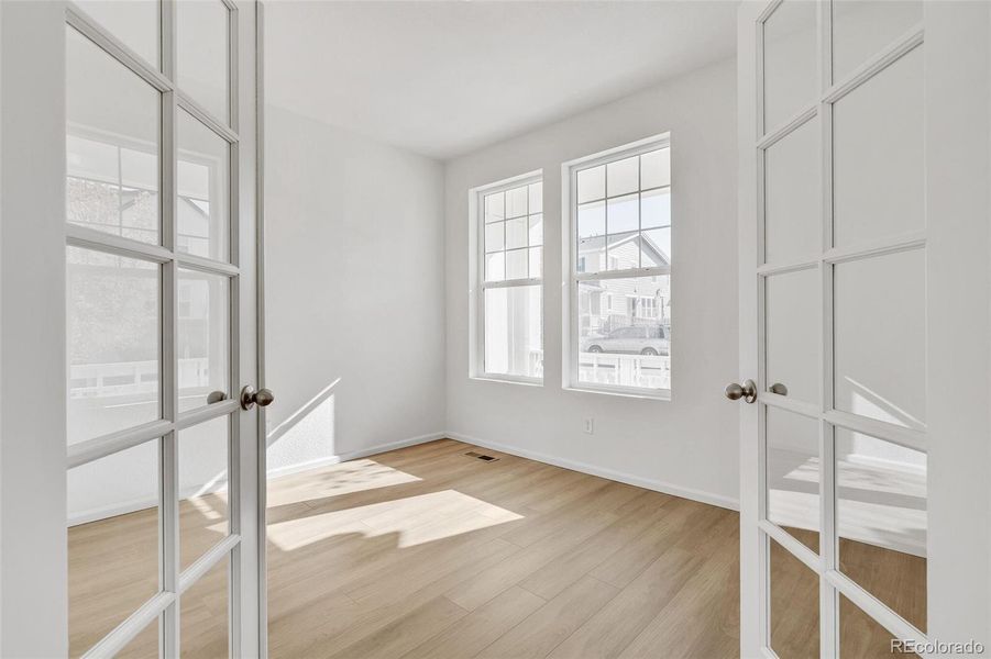 Spacious, unfurnished interior of a new home in Turnberry Villas, Commerce City (Image 19).