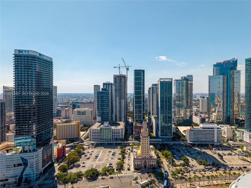 Condo located in Miami, FL showcasing its design and architecture (Image 3).