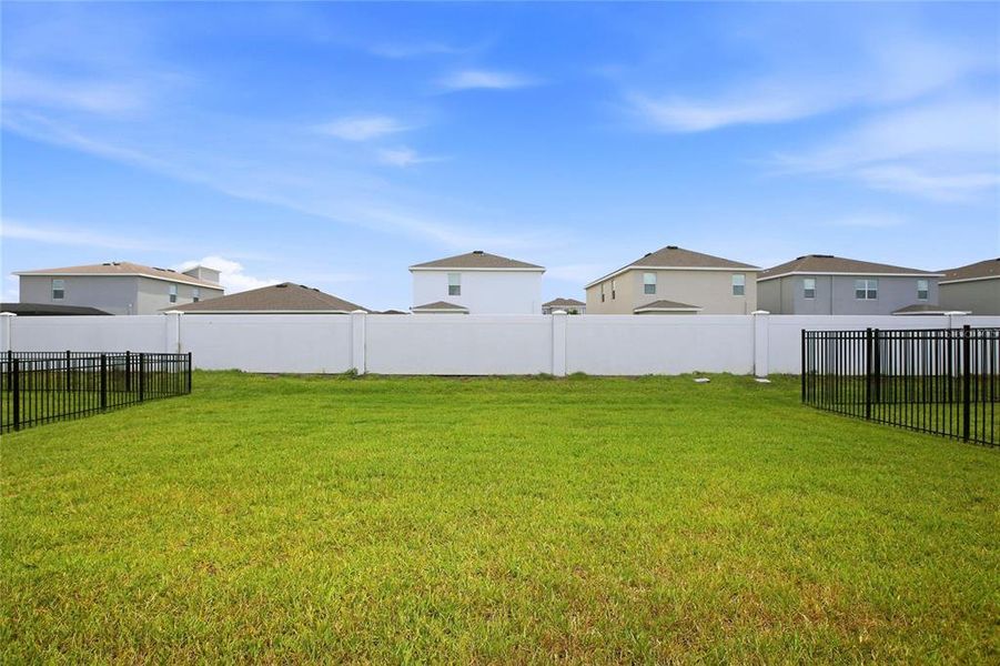 Exterior details and patio area of a home in , Bradenton (Image 4).