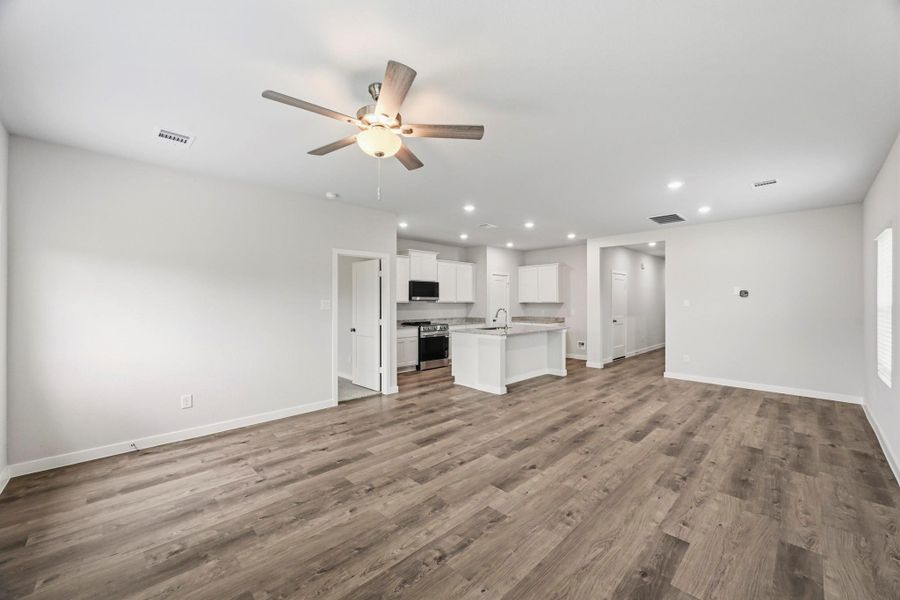 Spacious, unfurnished interior of a new home in Crockett Meadows, Conroe (Image 31).