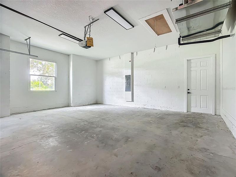Spacious, unfurnished interior of a new home in , Plant City (Image 36).