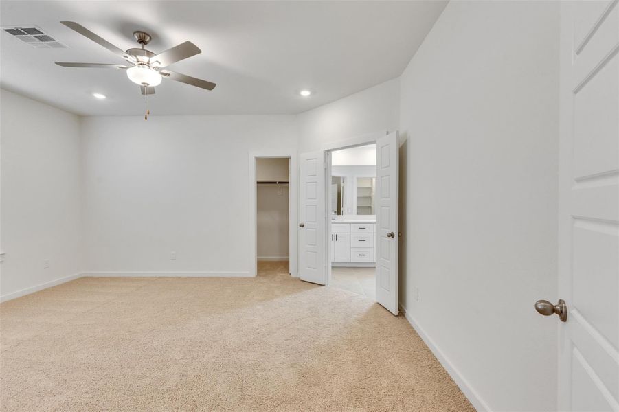 Spacious, unfurnished interior of a new home in , Angleton (Image 19).