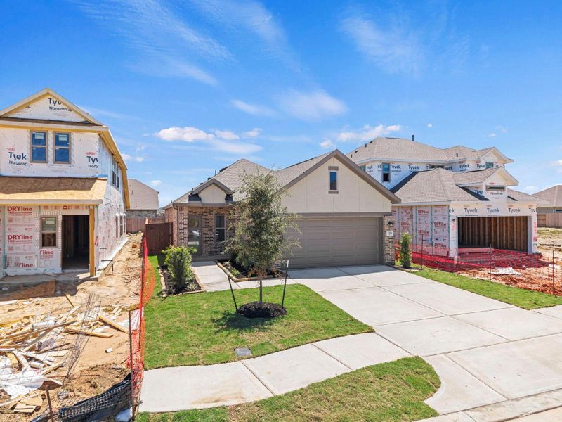 Front exterior of a new home in Creekhaven, Rosharon, TX, highlighting curb appeal (Image 19). Front exterior of a new home in Creekhaven, Rosharon, TX, highlighting curb appeal (Image 19).