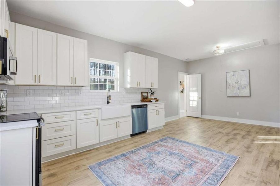 Furnished interior view inside a new home in , Temple (Image 9).