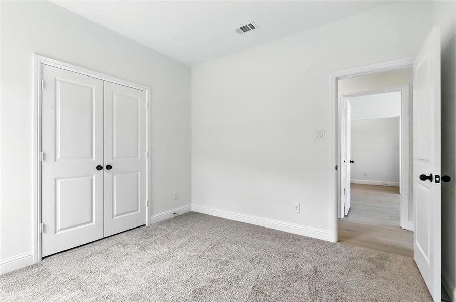 Spacious, unfurnished interior of a new home in Trail Creek, Cleburne (Image 31).