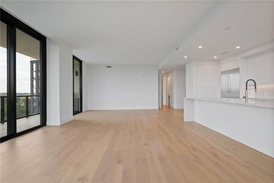 Spacious, unfurnished interior of a new home in , Atlanta (Image 14).