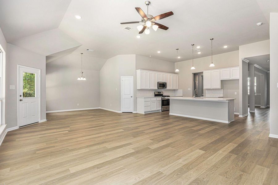 Spacious, unfurnished interior of a new home in , Conroe (Image 10).