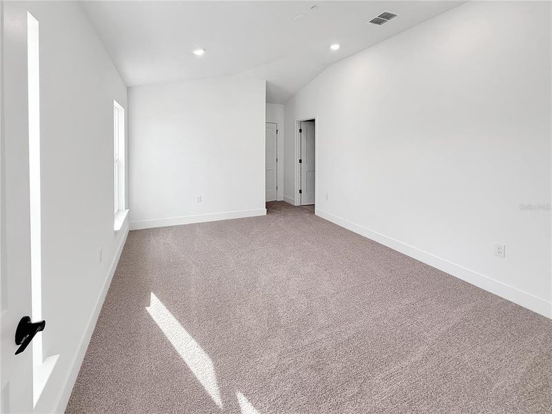 Spacious, unfurnished interior of a new home in Arbor Park, Leesburg (Image 13).