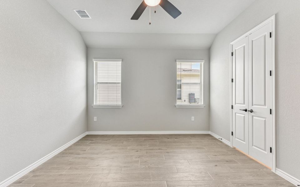 Spacious, unfurnished interior of a new home in Kissing Tree, San Marcos (Image 10).