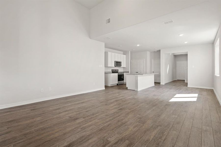 Spacious, unfurnished interior of a new home in Sycamore Landing, Fort Worth (Image 18).