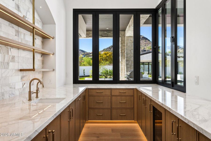 16-web-or-mls-6610-n-mountain-view-rd