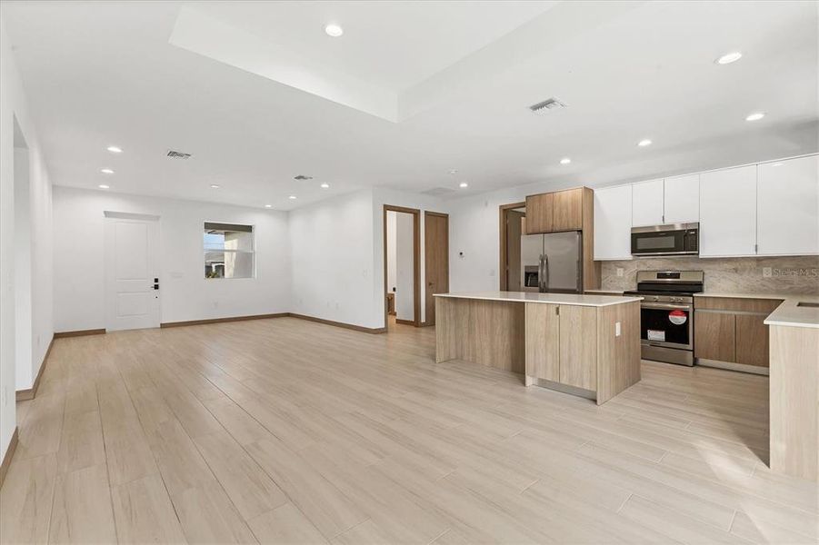 Spacious, unfurnished interior of a new home in , Rotonda West (Image 27).