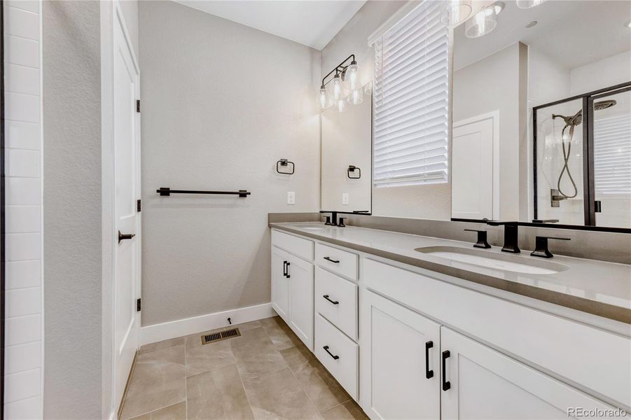 walk-in shower / walk-in closet