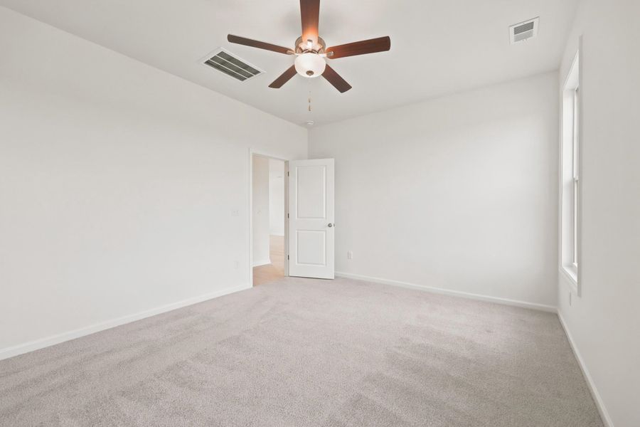 Spacious, unfurnished interior of a new home in Edgefield, Loris (Image 26).
