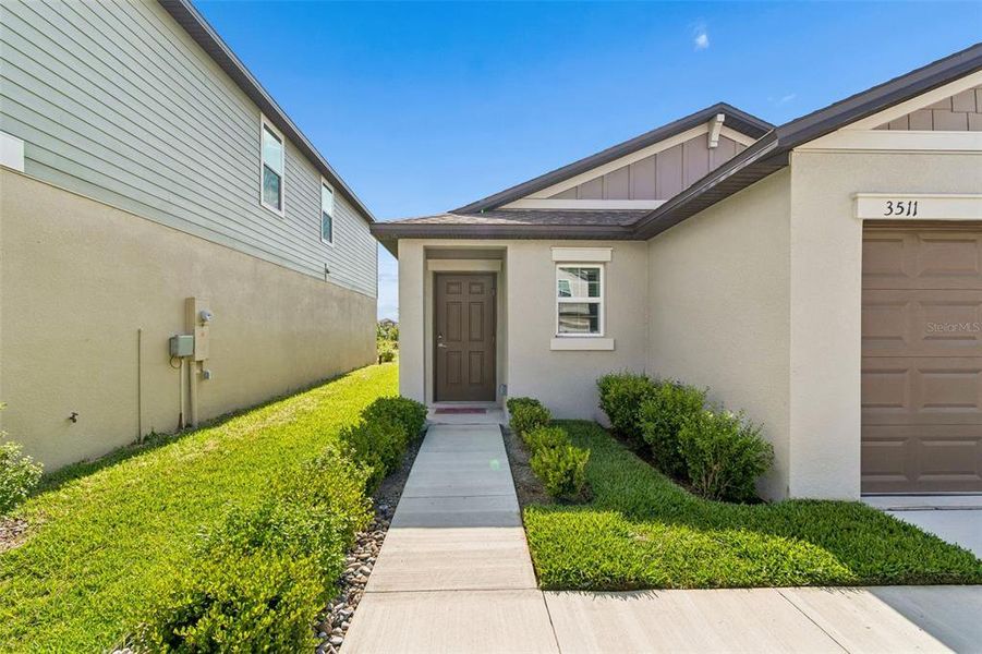 Exterior details and patio area of a home in Park East, Plant City (Image 4).