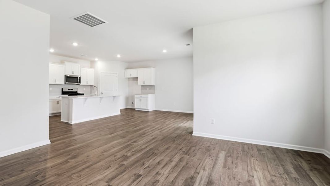 Spacious, unfurnished interior of a new home in Hunters Ridge, Woodruff (Image 31).
