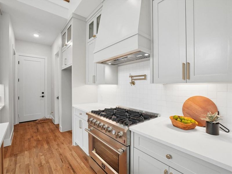Furnished interior view inside a new home in , Dallas (Image 13).